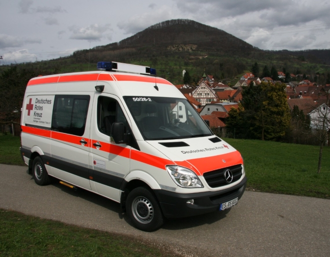 zu sehen ist der Notfallkrankentransportwagen mit der Limburg im Hintergrund
