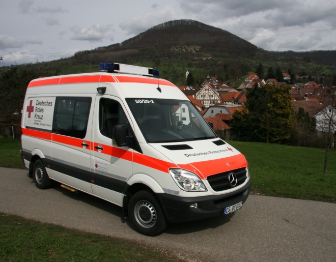 Notfallkrankentransportwagen zu sehen ist der Notfallkrankentransportwagen mit der Limburg im Hintergrund