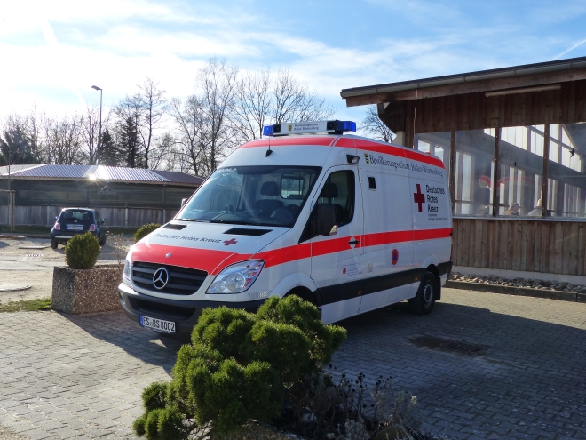 zu sehen ist der Notfallkrankentransportwagen vor der Reithalle des Reit- und Fahrverein Weilheim