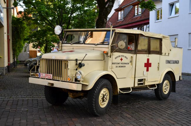 zu sehen ist ein historisches Fahrzeug des DRK Frickenhausen
