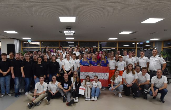 zu sehen ist ein Gruppenfoto aller Teilnehmenden am Internationalen Wettbewerb