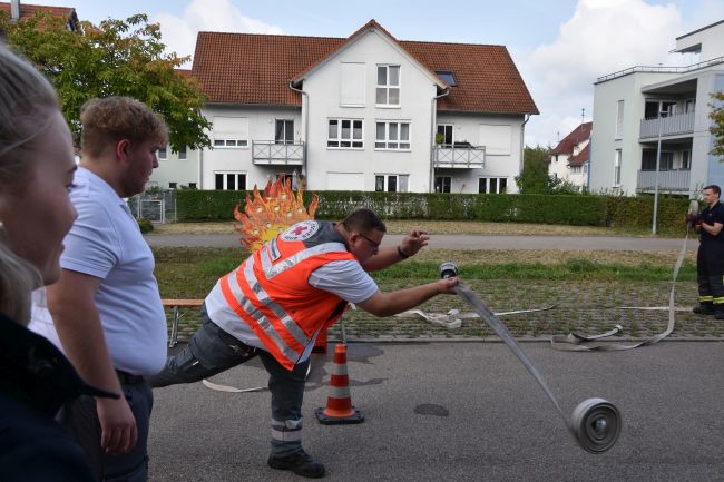 zu sehen sind DRK-Helfer*innen an einer Spielestation beim Internationalen Wettbewerb