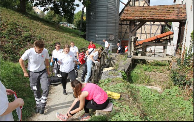 zu sehen sind DRK-Helfer*innen an einer Erste-Hilfe-Station am Internationalen Wettberwerb