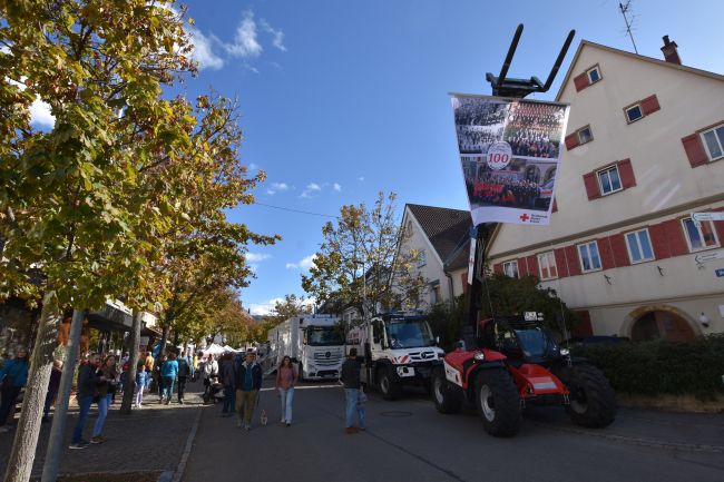 zu sehen sind Fahrzeuge der DRK Landesvorhaltung Baden-Württemberg beim Verkaufsoffenen Sonntag in Weilheim