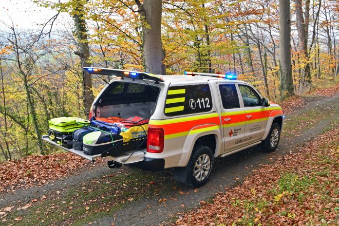 Helfer-vor Ort Fahrzeug zu sehen ist das Helfer-vor Ort Fahrzeug mit geöffneter Heckklappe und sichtbarer Ausstattung wie Notfallrucksack, etc.
