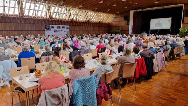 zu sehen sind die Gäste des bunten Nachmittag für Ältere in der Limburghalle Weilheim
