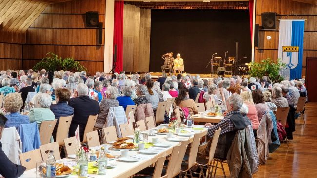 zu sehen sind die Gäste des bunten Nachmittag für Ältere in der Limburghalle Weilheim beim Programm von Hillus Herzdropfa