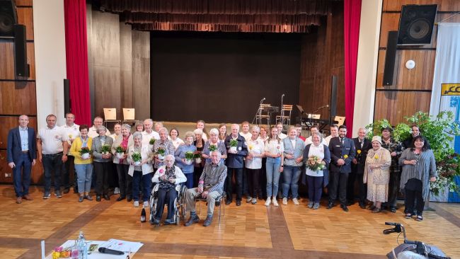 zu sehen sind alle Beteiligten des Bunten Nachmittag für Ältere in der Limburghalle Weilheim