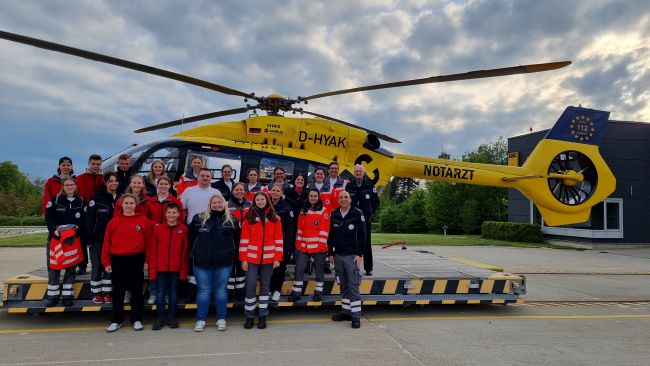 zu sehen sind Mitglieder des DRK vor dem Rettungshubschrauber Christoph 22 in Ulm