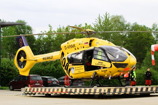 zu sehen ist der Rettungshubschrauber Christoph 22 an seiner Station in Ulm