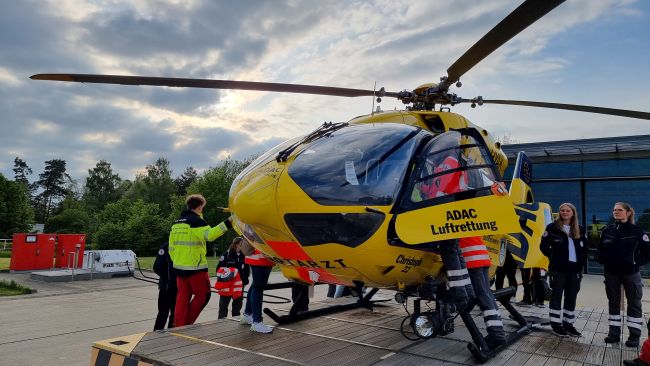 zu sehen sind DRK-Mitglieder bei der Besichtigung des Rettungshubschraubers Christoph 22 Ulm