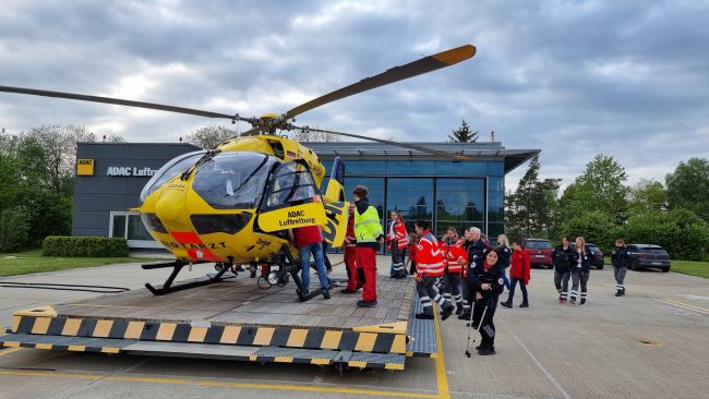 zu sehen sind DRK-Mitglieder bei der Besichtigung des Rettungshubschraubers Christoph 22 Ulm