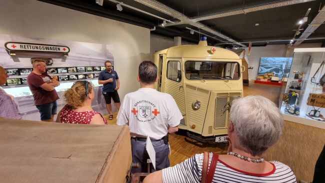 zu sehen ist der erste Rettungswagen, der damals von Citroen gebaut wurde und im Hintergrund eine Modellreihe der verschiedenen Fahrzeuge über die DRK-Geschichte