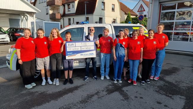 zu sehen sind unsere Jugendrotkreuzler bei einer Spendenübergabe zum 50jährigen Bestehen des Jugendrotkreuz Weilheim