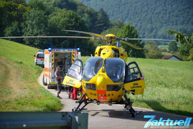 zu sehen ist der Rettungshubschrauber Christoph22 aus Ulm und ein Fahrzeug des Rettungsdienstes bei einem Arbeitsunfall in Neidlingen