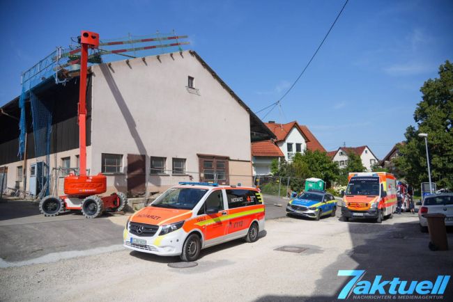 zu sehen sind Fahrzeuge der Polizei und des Rettungsdienstes bei einem Arbeitsunfall in Neidlingen