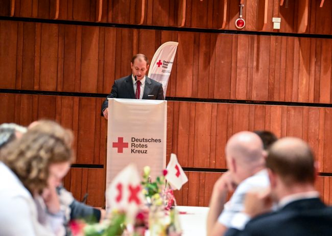 zu sehen ist Bürgermeister Mosolf aus Bissingen bei seiner Rede auf der Ehrungsveranstaltung des Kreisverband