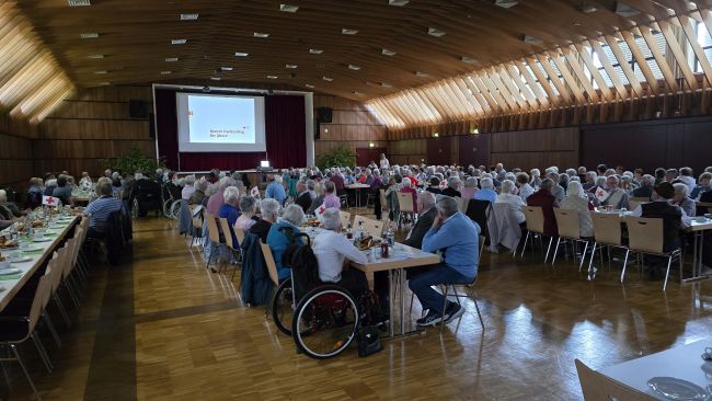 zu sehen sind die Senioren beim bunten Nachmittag für Ältere in der Limburghalle organisiert von der DRK-Bereitschaft Weilheim zusammen mit der Stadt Weilheim
