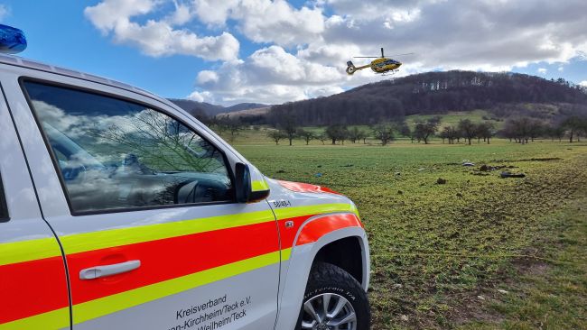 Helfer-vor-Ort Fahrzeug im Einsatz zu sehen ist das Helfer-vor-Ort Fahrzeug und im Hintergrund ein Rettungshubschrauber im Landeanflug