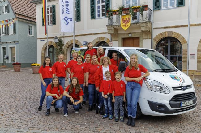zu sehen ist die Jugendrotkreuzgruppe Weilheim mit ihrem Fahrzeug vor dem Weilheimer Rathaus