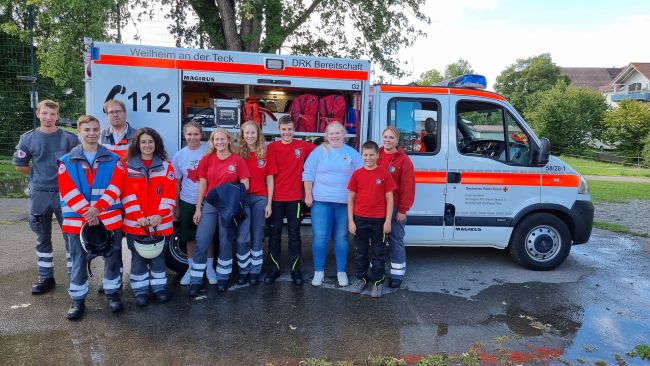 Gruppenbild Jugendrotkreuz zu sehen ist die Gruppe des Jugendrotkreuz vor einem der Fahrzeuge des DRK Weilheim