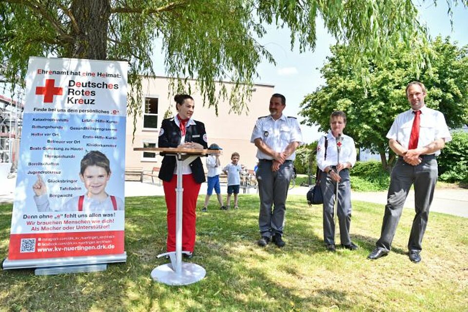 zu sehen ist die stlv. DRK-Präsidentin mit Vertretern des DRK Ludwigsburg und Weilheim bei der Übergabe der Fackel nach Solferino