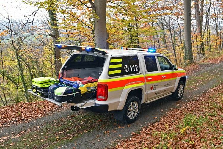 zu sehen ist das Helfer-vor Ort Fahrzeug mit geöffneter Heckklappe und sichtbarer Ausstattung wie Notfallrucksack, etc.