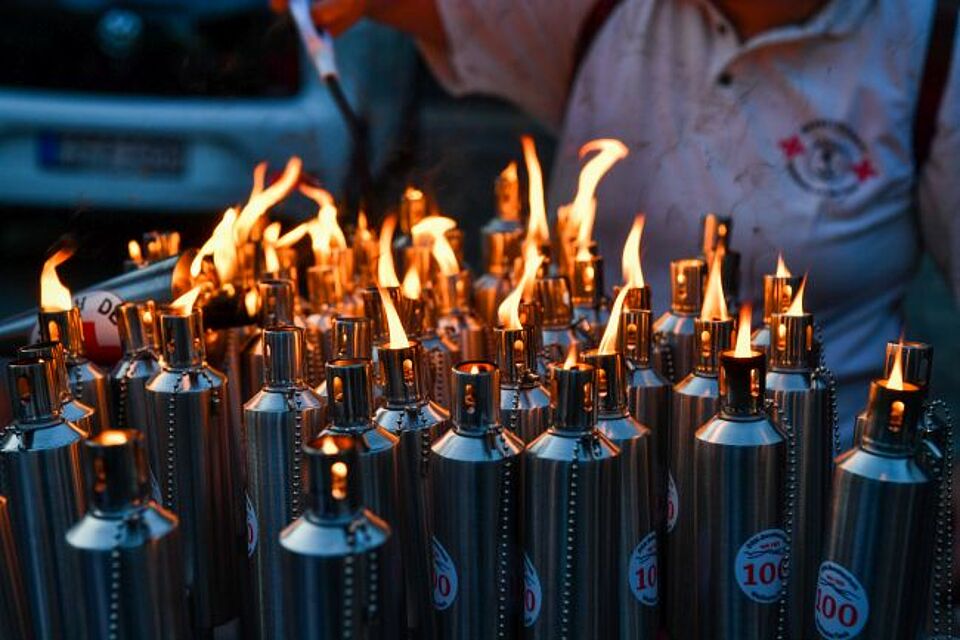 zu sehen sind einige brennende Fackeln des DRK beim Fackellauf Fiaccolata 2023