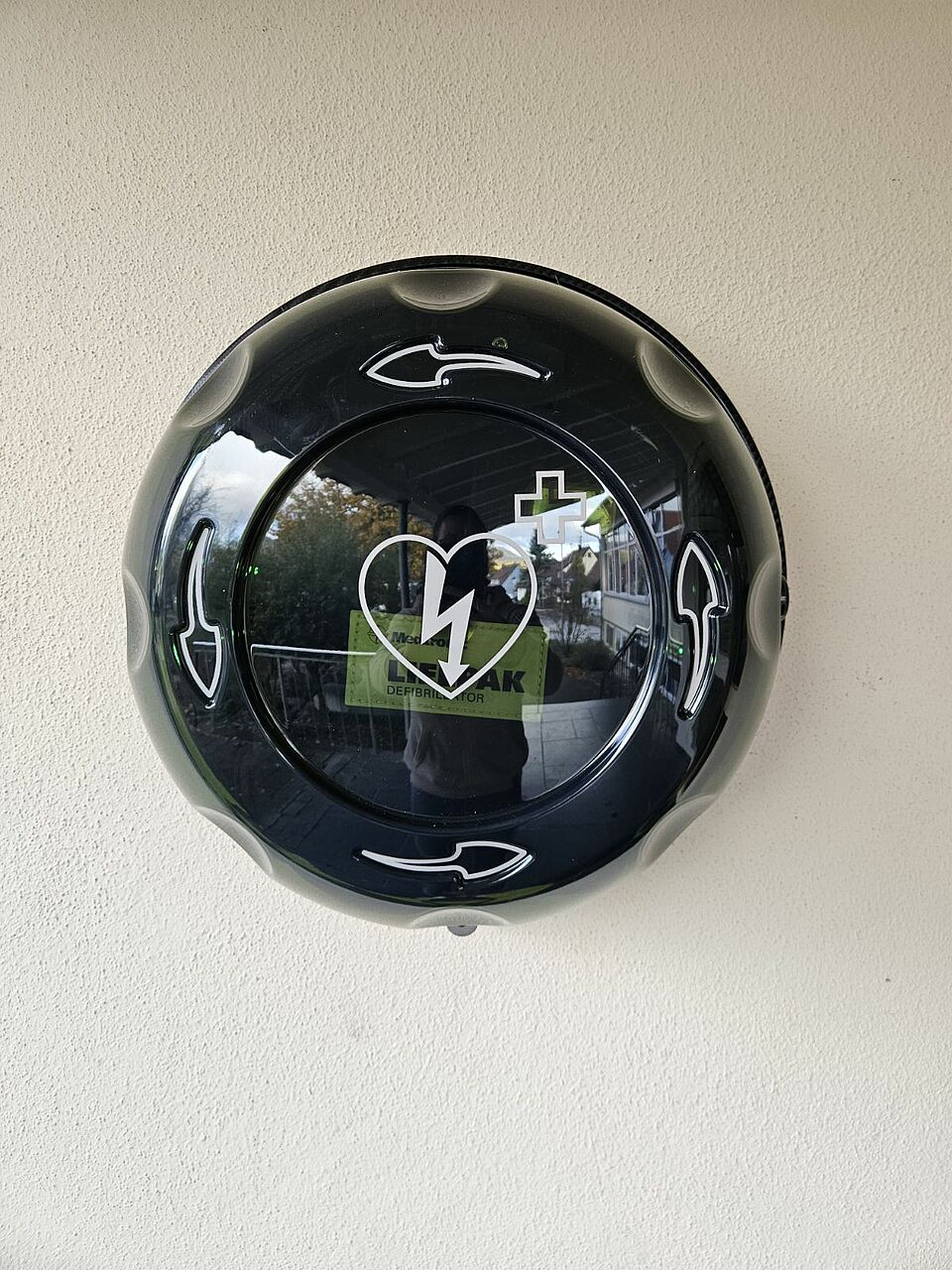 zu sehen ist der Außenkasten des öffentlich zugänglichen Defibrillator im Eingangsbereich der Zipfelbachhalle Hepsisau