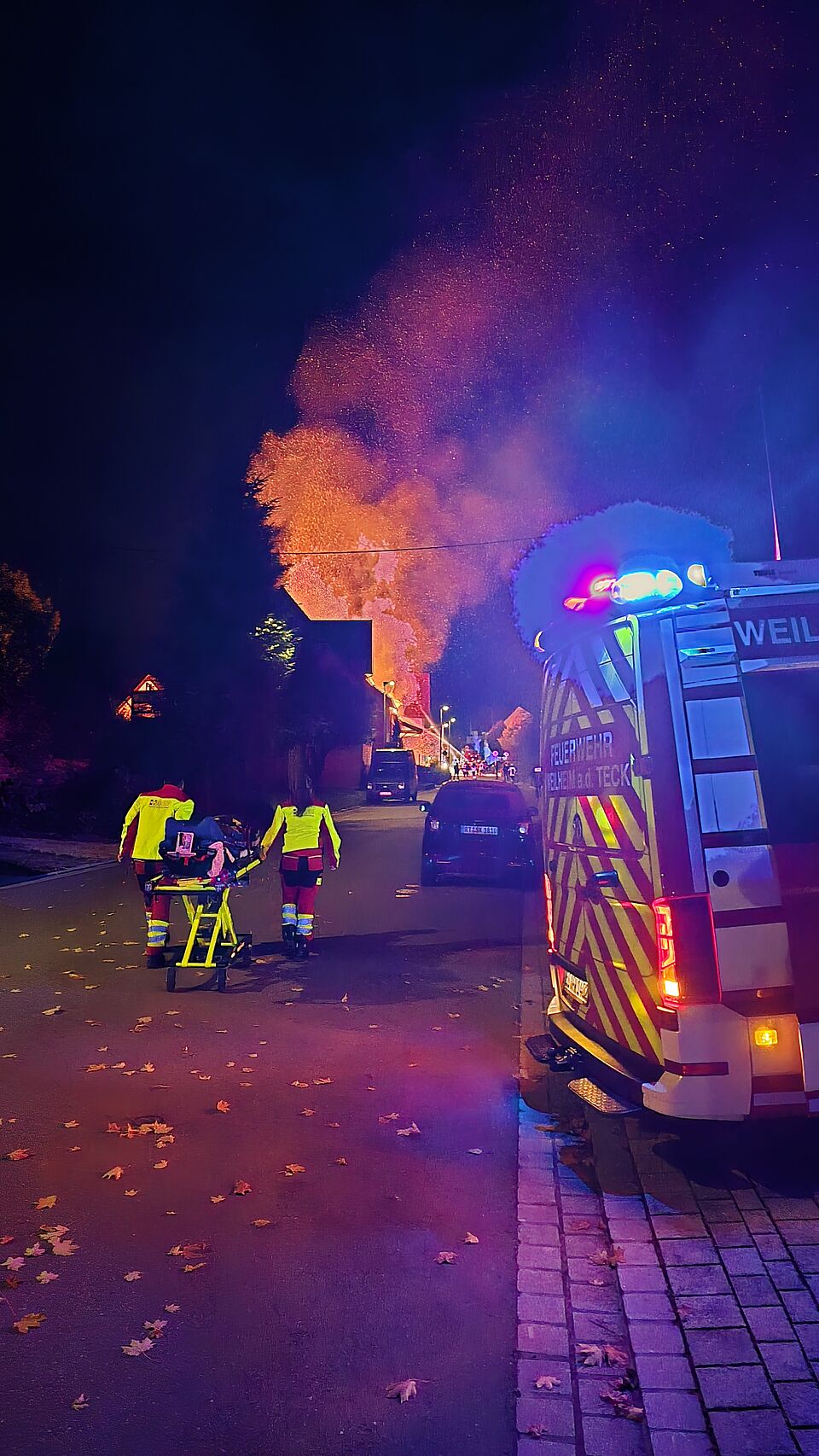 zu sehen ist der Brand und ein Team des Rettungsdienstes mit Trage zur Absicherung der Feuerwehrkräfte