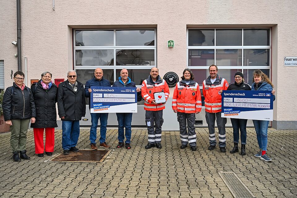 zu sehen sind Mitglieder des Männerchor Hepsisau, Landfrauen Hepsisau, Küchenteam und DRK Weilheim bei der Spendenübergabe