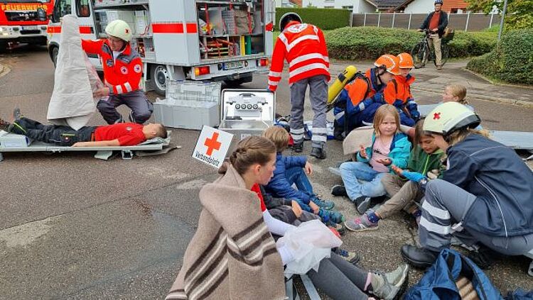 zu sehen ist das Jugendrotkreuz mit Mimen an einem Verbandsplatz bei einer Übung gemeinsam mit der Jugendfeuerwehr