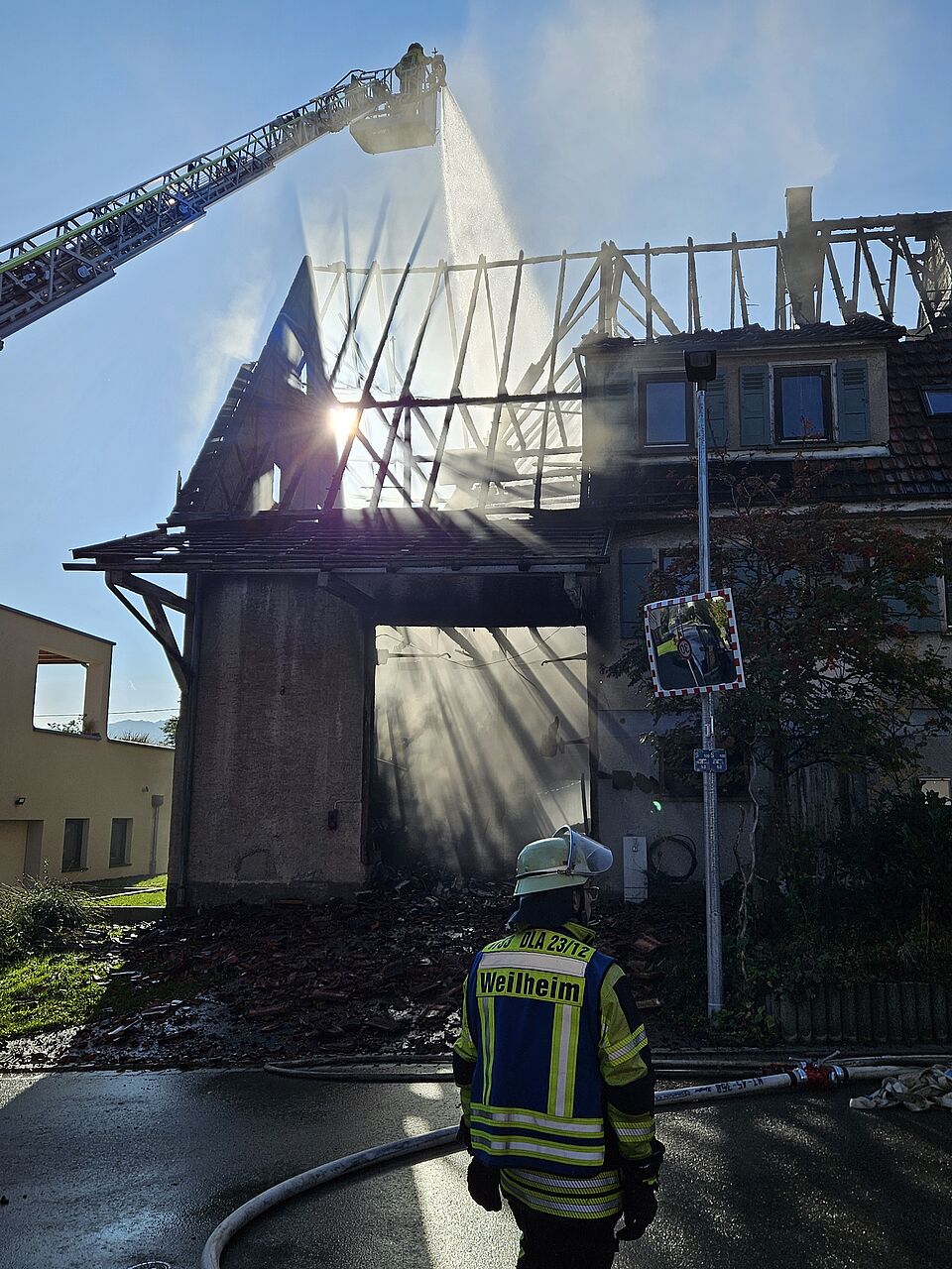 zu sehen ist die Drehleiter bei den Nachlöscharbeiten von oben übers Dach