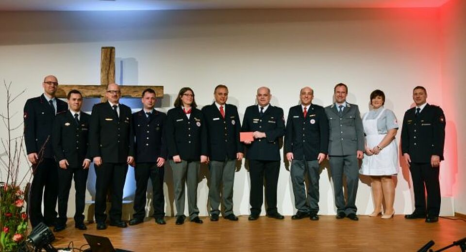 zu sehen sind die Feuerwehren des Verwaltungsraumes bei der Geschenkübergabe an die Bereitschaftsleitung