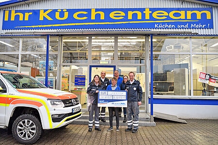 zu sehen sind Mitglieder des DRK Weilheim und das Team Küchenteam bei der Spendenübergabe