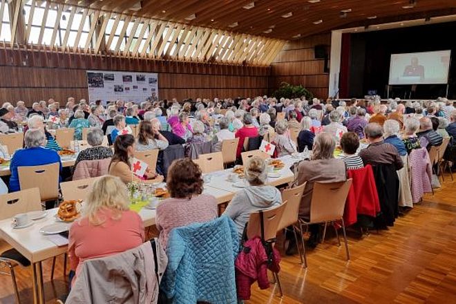 zu sehen sind die Gäste des bunten Nachmittag für Ältere in der Limburghalle Weilheim