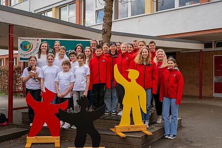 zu sehen sind zwei Gruppen des Jugendrotkreuzes bei einem Wettbewerb