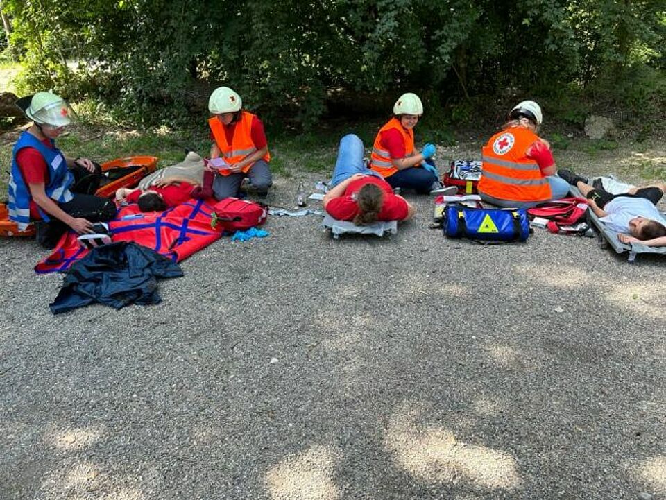 zu sehen sind einige Jugendrotkreuzler bei der Versorgung von Patienten im Rahmen einer Übung mit der Jugendfeuerwehr