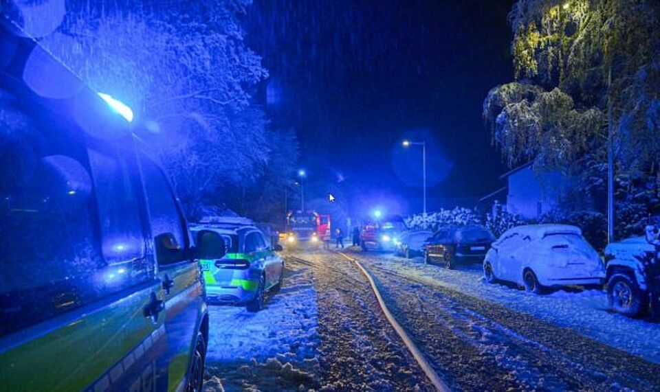 zu sehen sind Fahrzeuge von Feuerwehr und Polizei bei einem Gebäudebrand