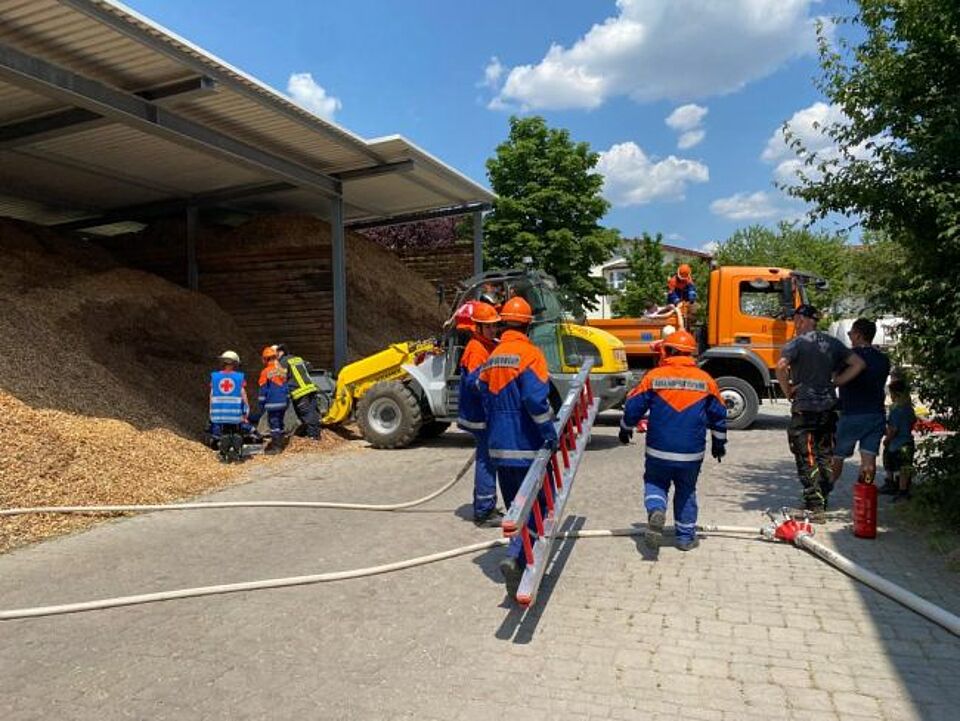 zu sehen sind Jugendfeuerwehrler beim Retten einer Person im Rahmen einer Übung mit dem Jugendrotkreuz