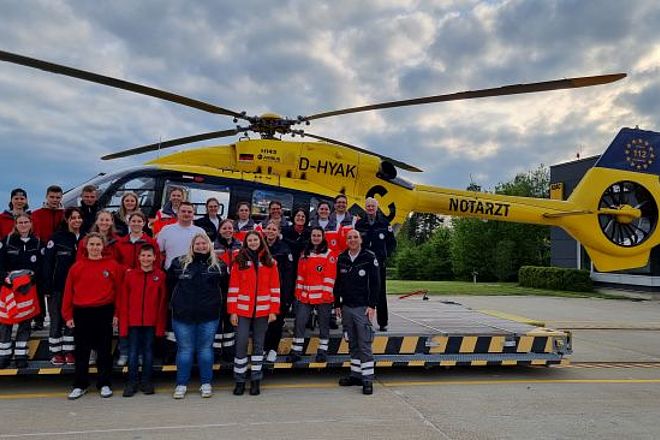 zu sehen sind Mitglieder des DRK vor dem Rettungshubschrauber Christoph 22 in Ulm