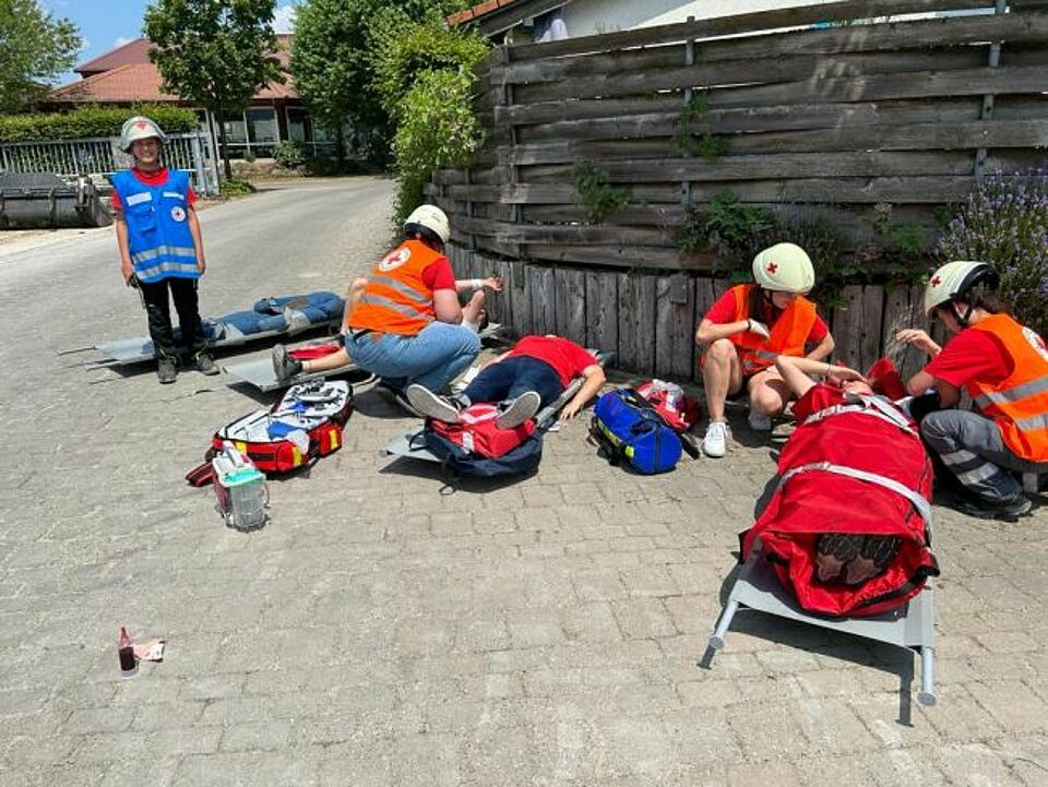 zu sehen sind einige Jugendrotkreuzler bei der Versorgung von Patienten im Rahmen einer Übung mit der Jugendfeuerwehr