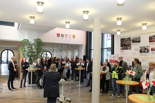 zu sehen sind der Bürgermeister, DRK-Mitglieder und Blutspender bei der Blutspenderehrung im Rathaus Weilheim