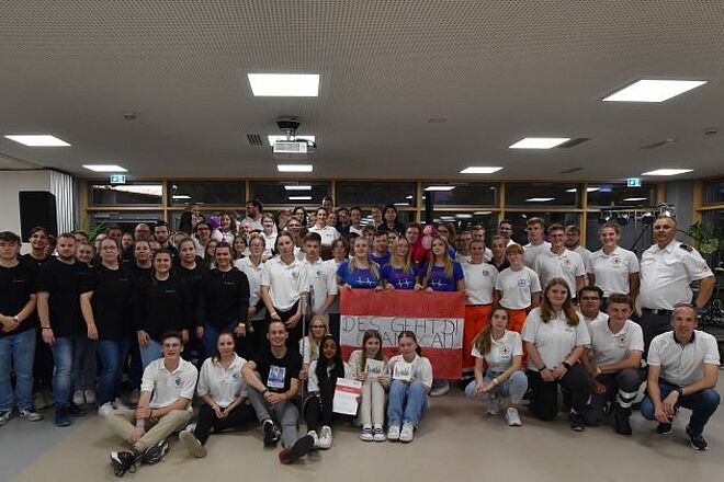 zu sehen ist ein Gruppenfoto aller Teilnehmenden am Internationalen Wettbewerb