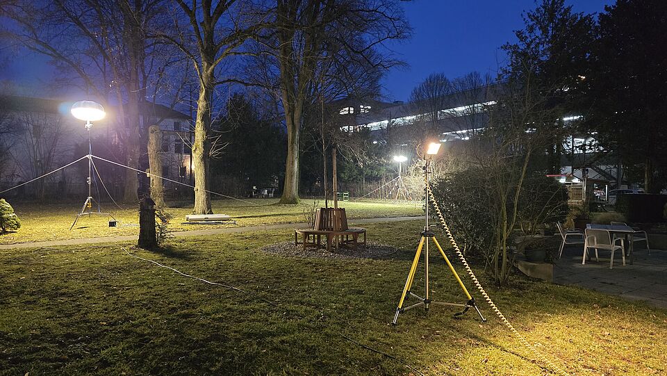 zu sehen ist eine aufgebaute Beleuchtung mittels Aggregaten im Falle eines Stromausfalles