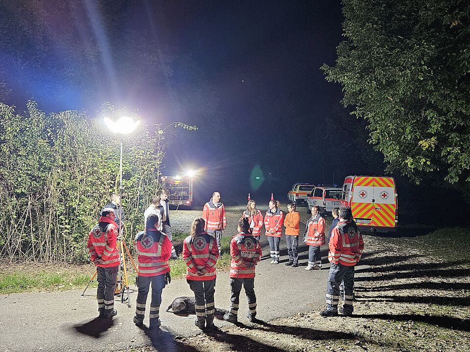 zu sehen sind einige Helfer beim Dienstabend zum Thema Einsatzstellenbeleuchtung