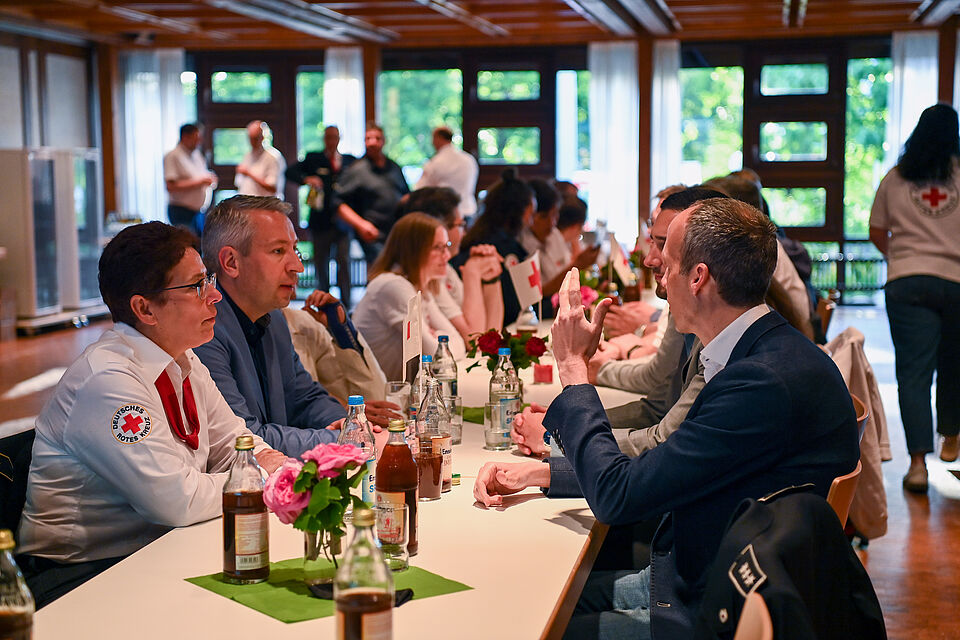 zu sehen sind die Gäste bei der Bereitschaftsversammlung des DRK Weilheim