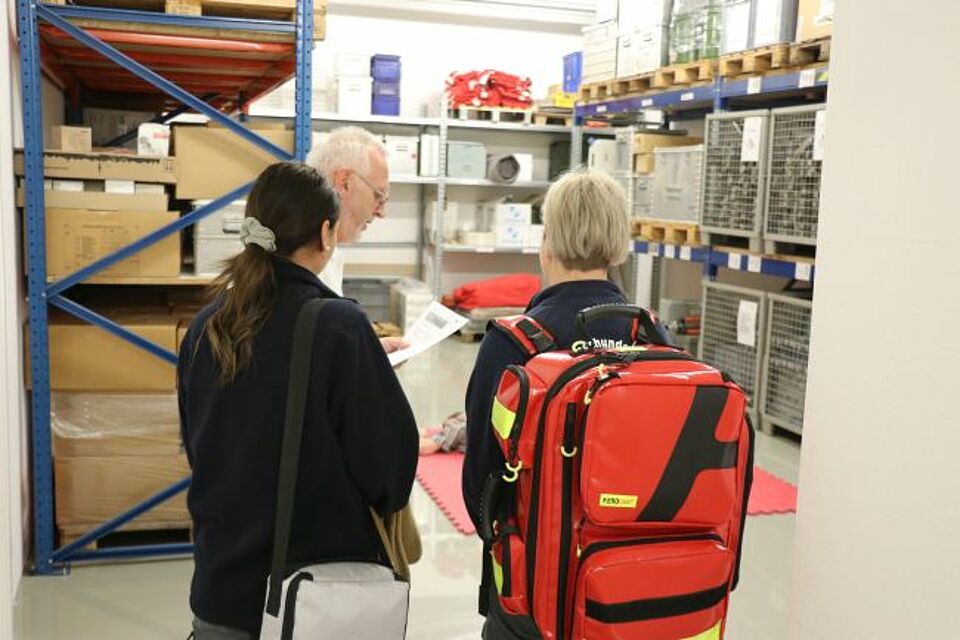zu sehen sind zwei DRK-Helferinnnen bei einem praktischen Fallbeispiel im Rahmen des Sanitätskurses