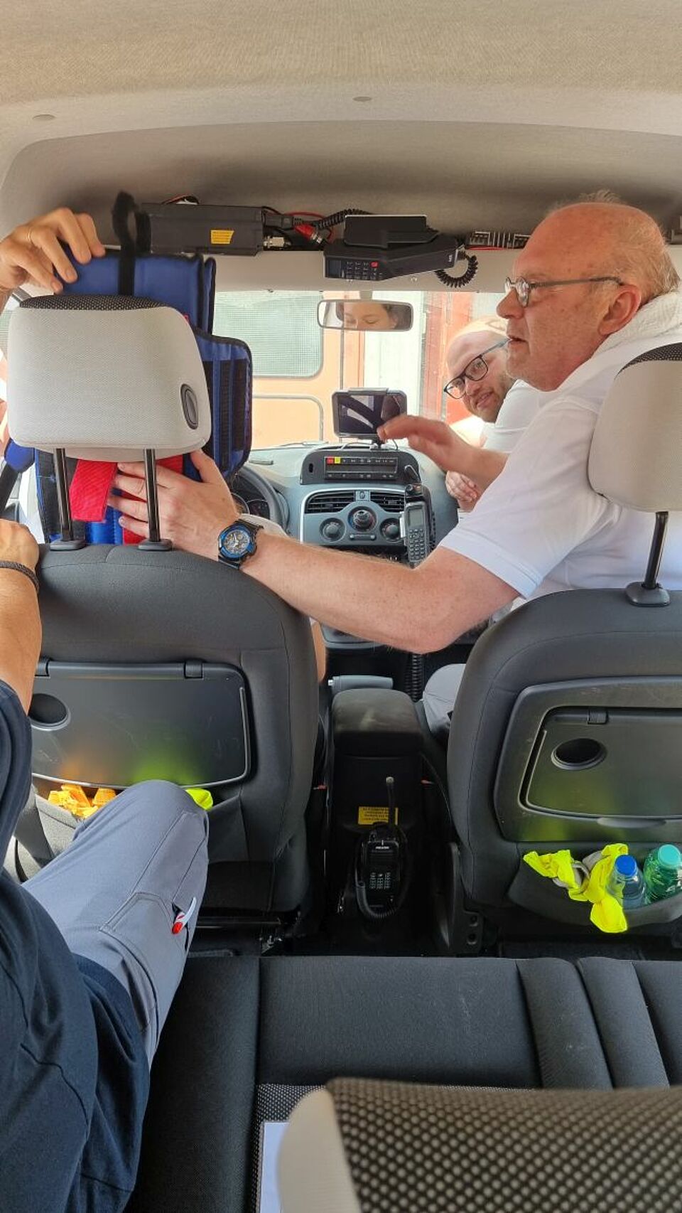zu sehen sind Helfer in einem Übungsfahrzeug bei der Versorgung einer verletzten Person