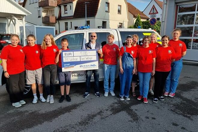 zu sehen sind unsere Jugendrotkreuzler bei einer Spendenübergabe zum 50jährigen Bestehen des Jugendrotkreuz Weilheim